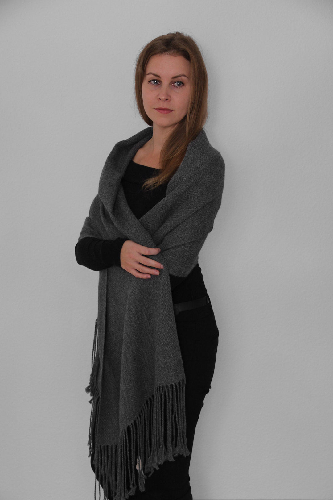 Model mit einem Schal aus grauer Alpakawolle