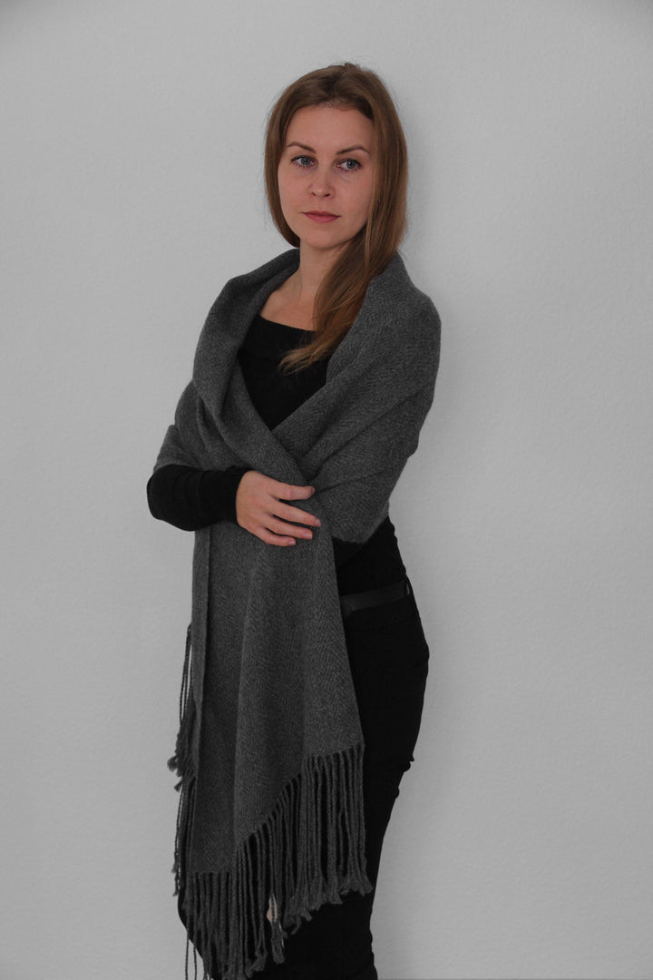 Model mit einem Schal aus grauer Alpakawolle