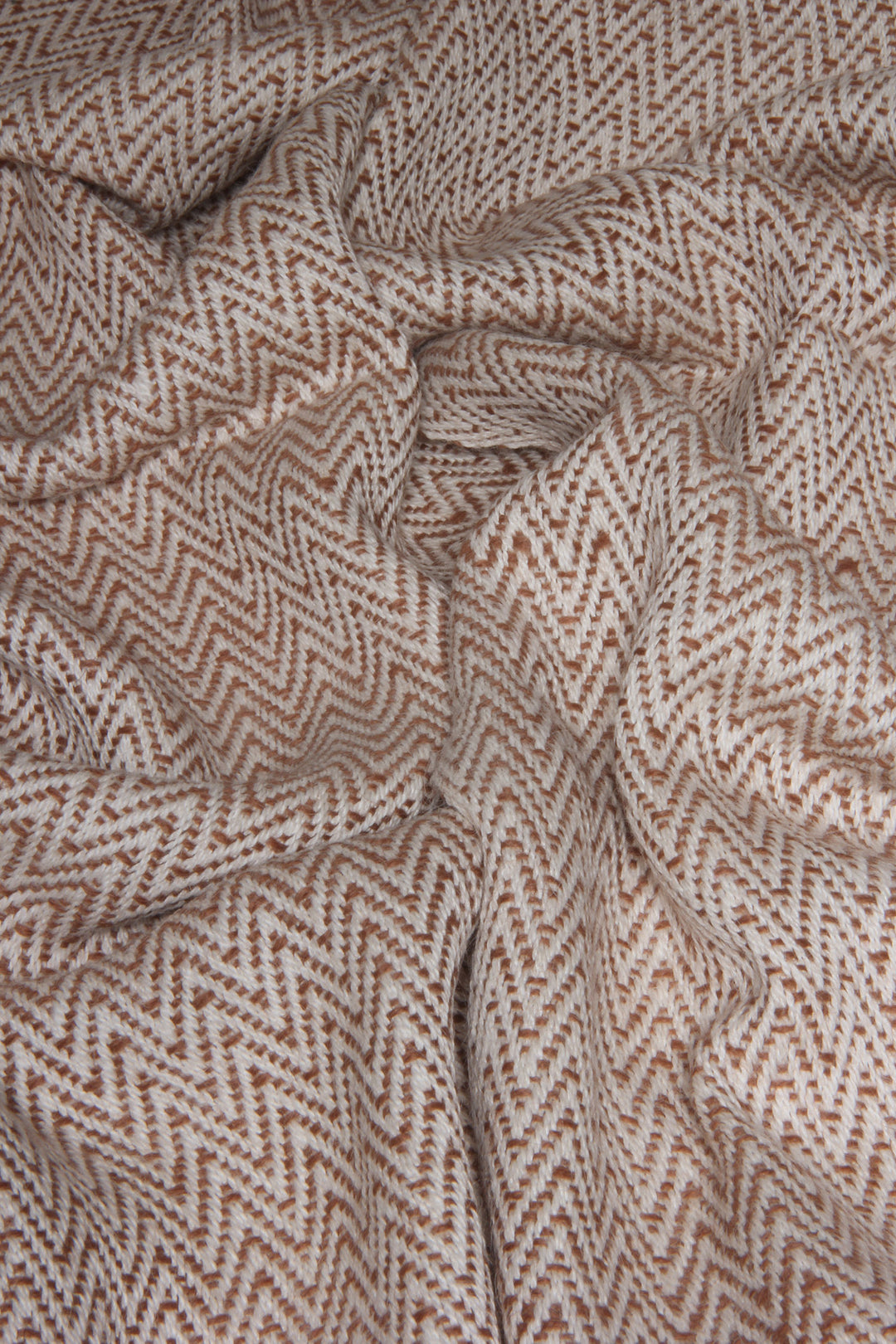 Weißer und cremefarbener Schal aus Alpakawolle mit Fischgrätenmuster