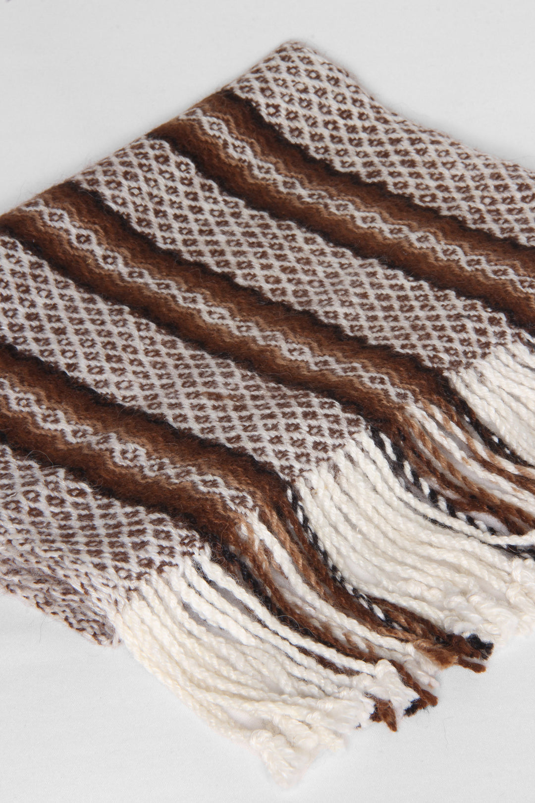 Der braun-weiße Tribal Art Schal ist der perfekte Schal für alle, die ihren Look aufpeppen möchten. Das bequeme und warme Material macht ihn zum Lieblingsschal für jedes Outfit.