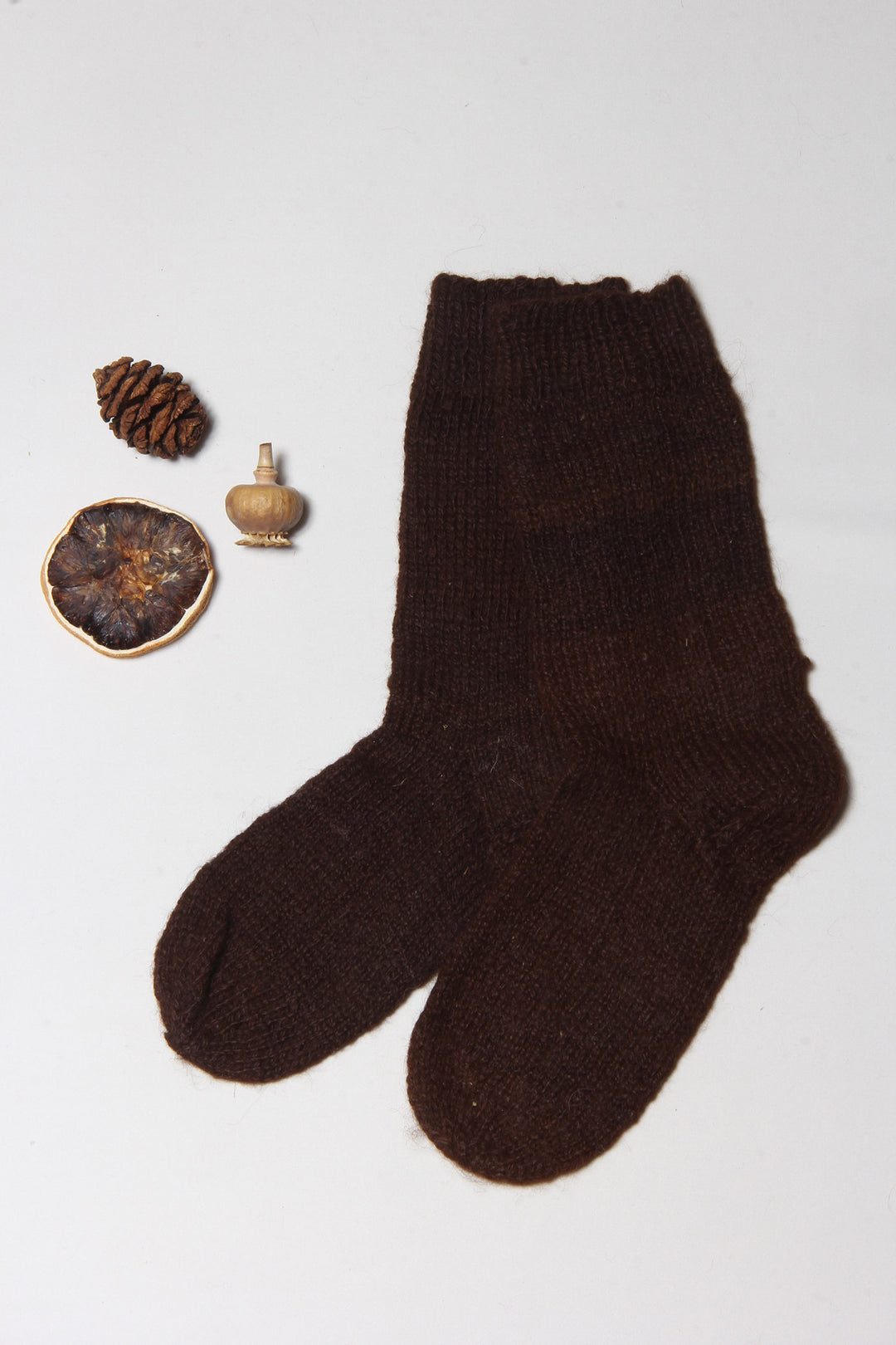 Handgefertigte Socken aus Alpaka in Dunkelbraun