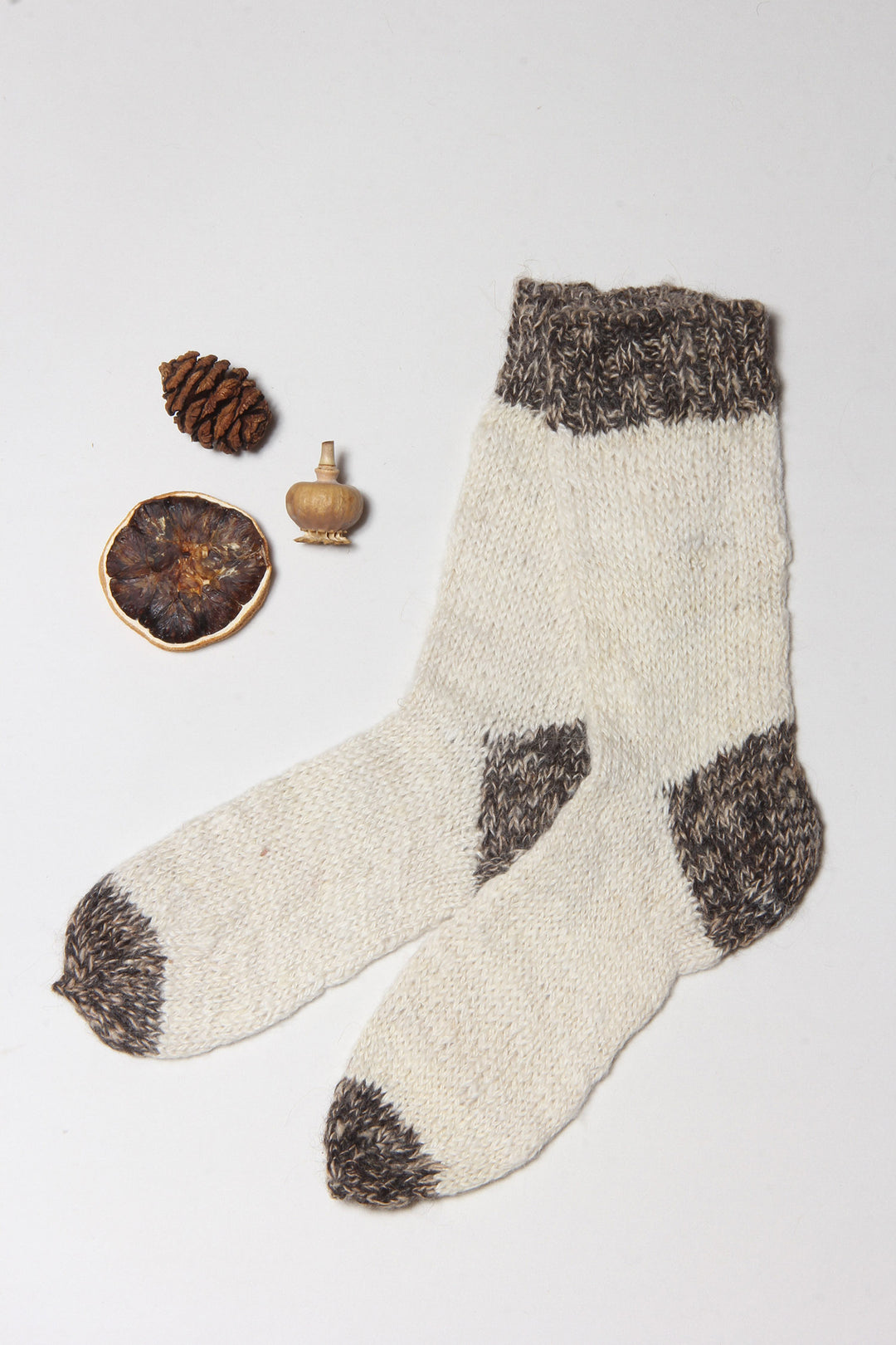 Alpaka Socken in Weiß und Grau